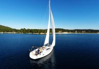 barcha a vela barca a vela nella baia del mare cielo blu vele Croazia yacht a vela